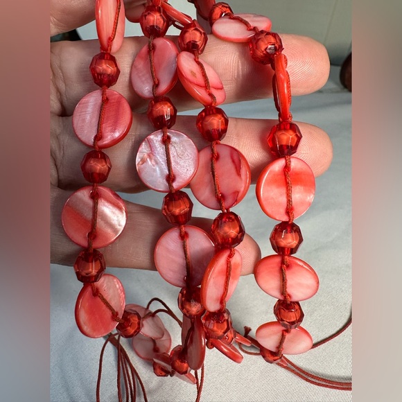 Double strand dyed shell necklace and earrings set - Picture 5 of 5